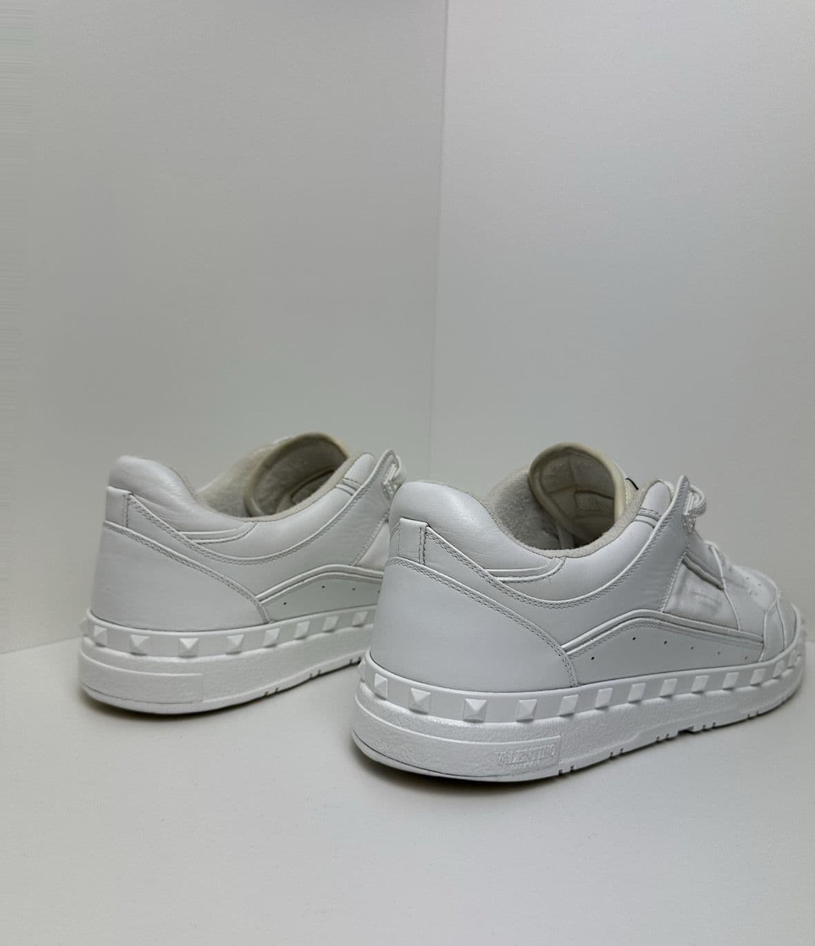 Aceiași sneakers albi, curați, după